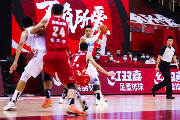 CBA籃球熱血戰(zhàn)場對決激烈，激情四溢！
